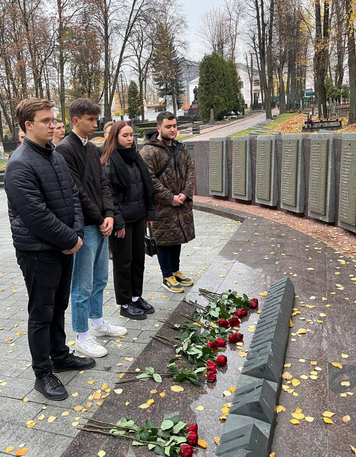 Актив БРСМ БНТУ провел митинг-реквием «Молодежь помнит» у мемориала Военного кладбища